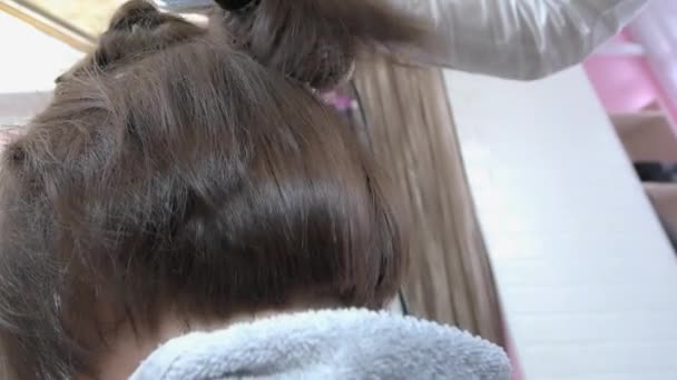 Suszenie włosów z bliska. — Wideo stockowe