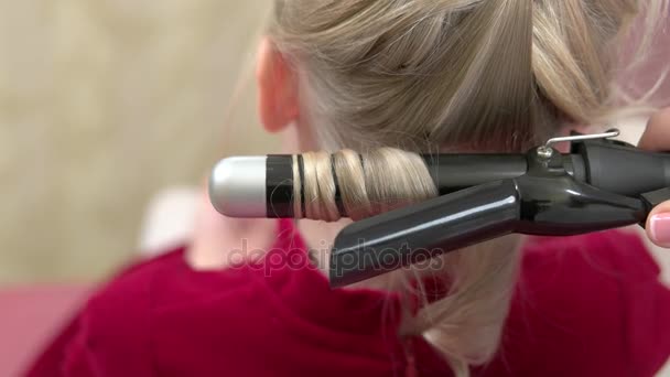 Handen van stylist, curling iron. — Stockvideo