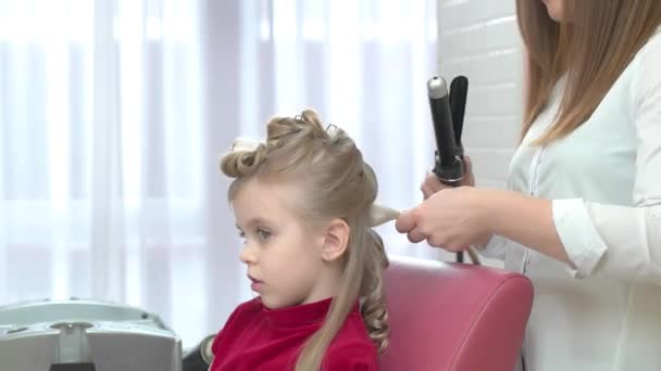 Friseur und Kind. — Stockvideo
