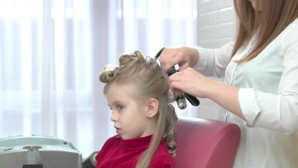 孩子正在做头发. — 图库视频影像