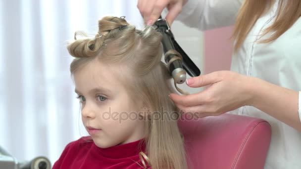 Kleine kaukasische Mädchen, Friseursalon. — Stockvideo