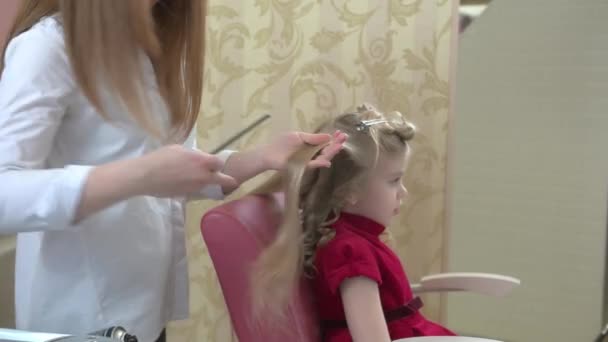Kleines Mädchen und Friseur. — Stockvideo