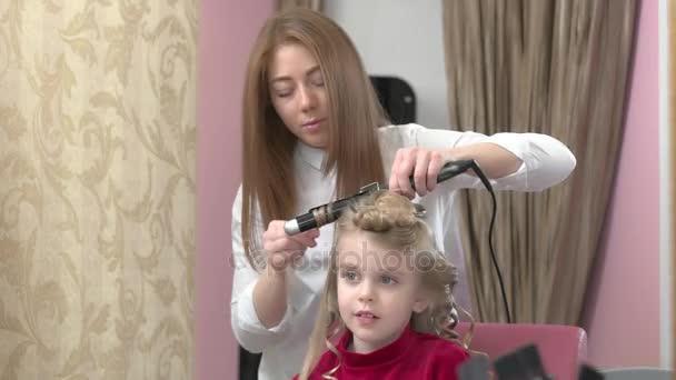Barn att få håret gjort. — Stockvideo