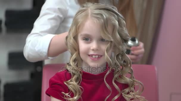 Niña en peluquería sonriendo . — Vídeo de stock