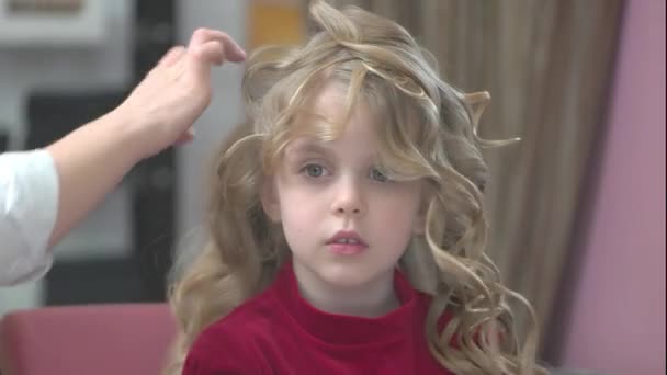 Стиліст, що працює з дитиною, спрей для волосся . — стокове відео