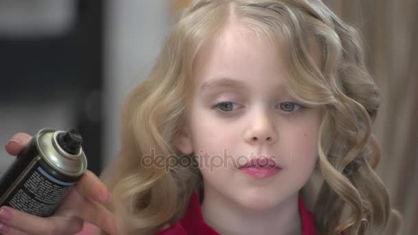 Kis lány kezd megtett haj. — Stock videók
