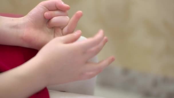 Дети считают на пальцах . — стоковое видео