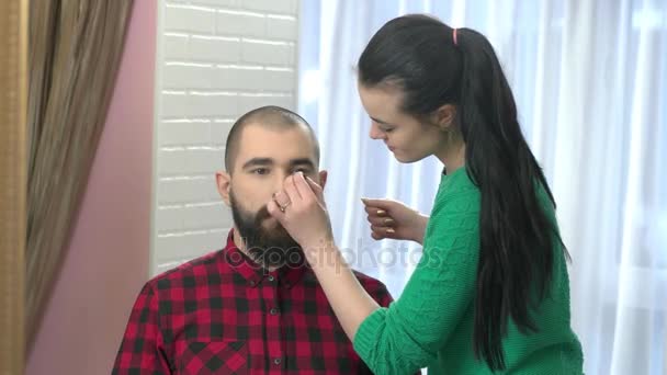 Maquillaje femenino artista de trabajo . — Vídeos de Stock