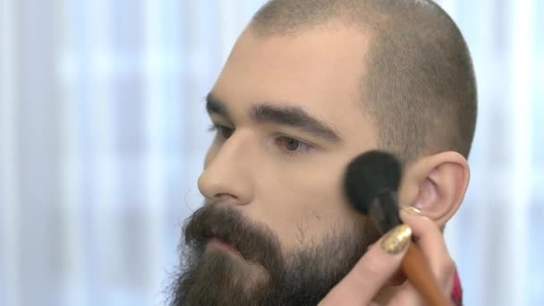 Pincel aplicando maquiagem, modelo masculino . — Vídeo de Stock