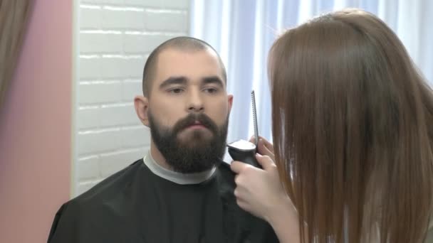 胡子的男子在理发店. — 图库视频影像