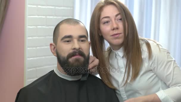 Vrouwelijke barber en haar klant. — Stockvideo