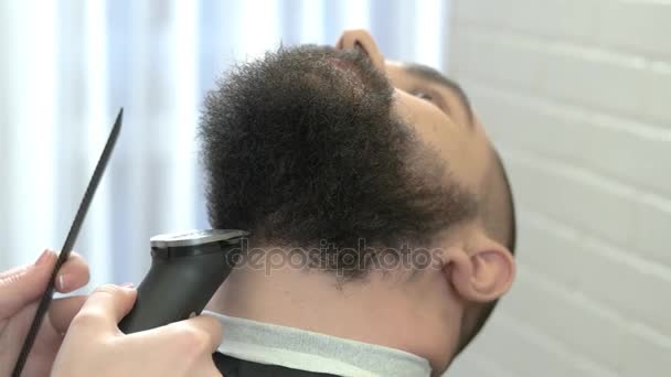 Friseur schneidet Bart aus nächster Nähe. — Stockvideo