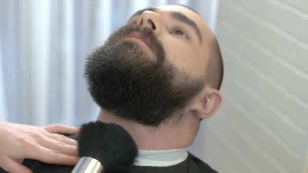 Hands of barber, neck brush. — Stock Video