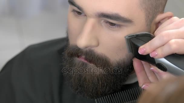 Proceso de preparación de la barba, de cerca . — Vídeo de stock