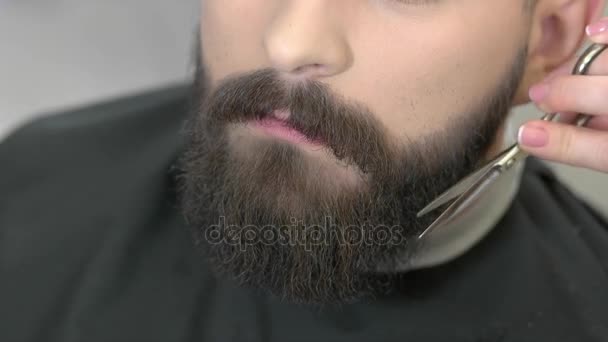 胡须的脸，用剪刀手. — 图库视频影像