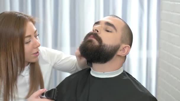 Beard grooming in salon. — Stock Video