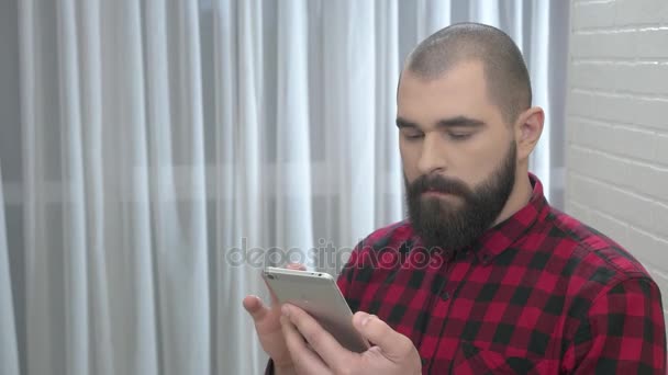 Bearded man using mobile phone. — Stock Video