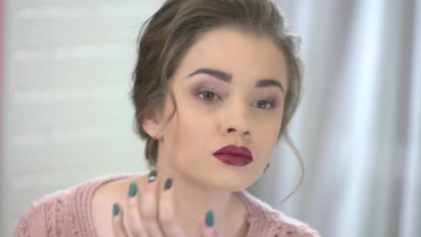 Frau überprüft ihr Make-up. — Stockvideo