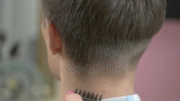 Hand van barber, haartrimmer. — Stockvideo