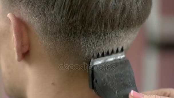 Maszynka do strzyżenia włosów, zbliżenie. — Wideo stockowe