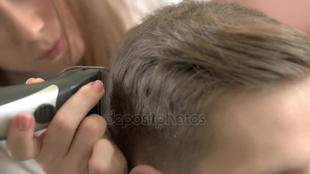 Barber använder hår clipper, makro. — Stockvideo