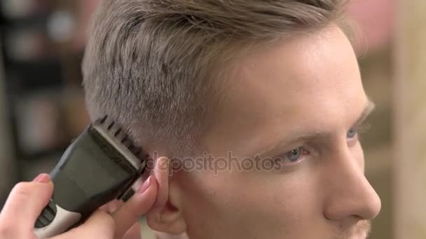 Caucásico chico consiguiendo corte de pelo . — Vídeos de Stock