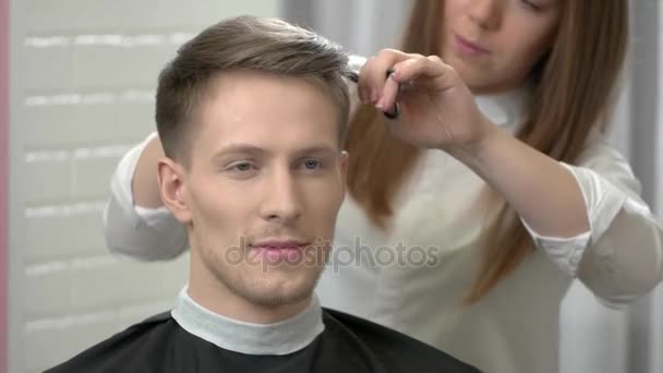 Female barber cutting hair. — Stock Video