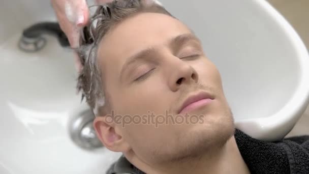Adam baş elde yıkanır, şampuan. — Stok video