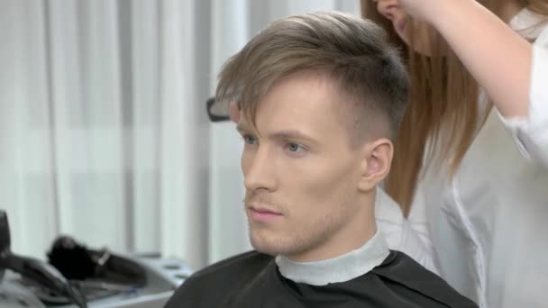 Schöner Kerl beim Friseur. — Stockvideo