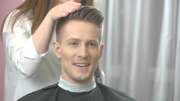 Hombre en el barbero sonriendo . — Vídeos de Stock