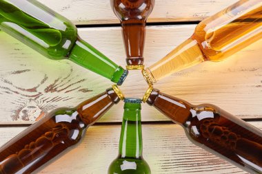 Bira şişeleri dekorasyon yakın çekim.