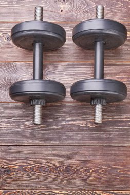 Spor aktivitesi için siyah dumbblls.