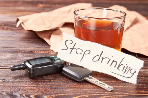 Autoschlüssel, Botschaft, Glas Alkohol. — Stockfoto