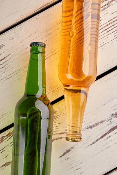 Botellas con cerveza de cerca . — Foto de Stock
