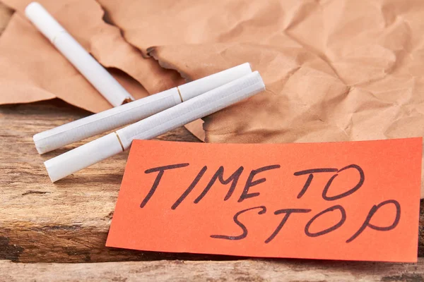 Hora de parar de fumar cigarros . — Fotografia de Stock