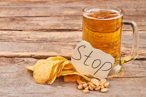 Mensaje alto, cerveza, papas fritas . — Foto de Stock