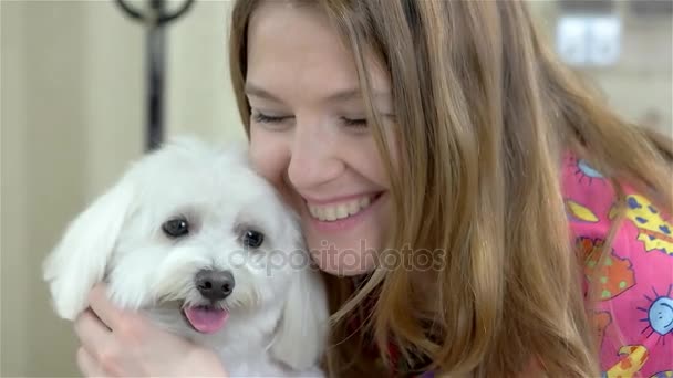 Leende kvinna och yorkshire terrier. — Stockvideo