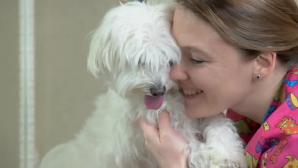 Lachende Kaukasische vrouw en hond. — Stockvideo