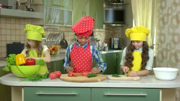 Barnen matlagning i köket. — Stockvideo