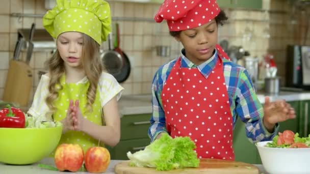 Niños cocinando comida . — Vídeo de stock