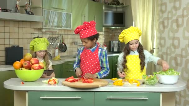 Tres niños en la mesa de cocina . — Vídeos de Stock