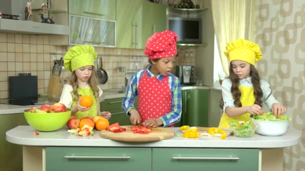 Niños cortando verduras . — Vídeo de stock