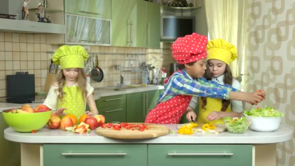 Kinder kochen am Küchentisch. — Stockvideo