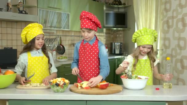 Tres niños cocinando . — Vídeos de Stock