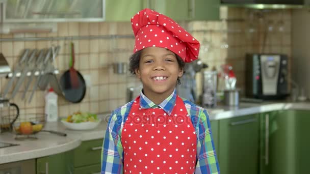 Glimlachend jongetje in uniform van de chef-kok. — Stockvideo