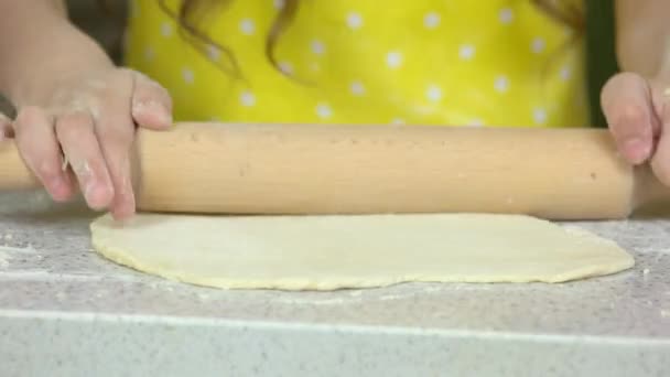 Mani di bambino rotolando la pasta . — Video Stock
