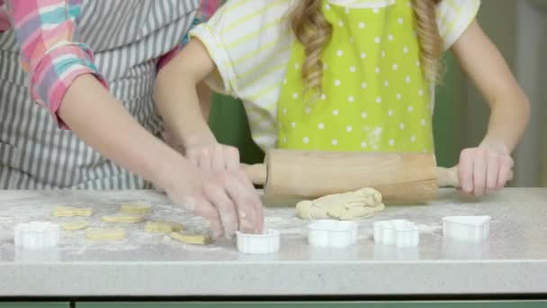 Mains faisant de la pâtisserie . — Video