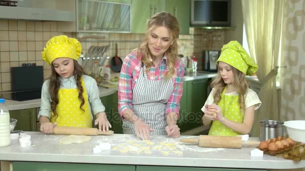 Сім'я приготування тіста . — стокове відео