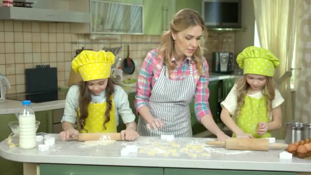 Family making pastry. — Stock Video