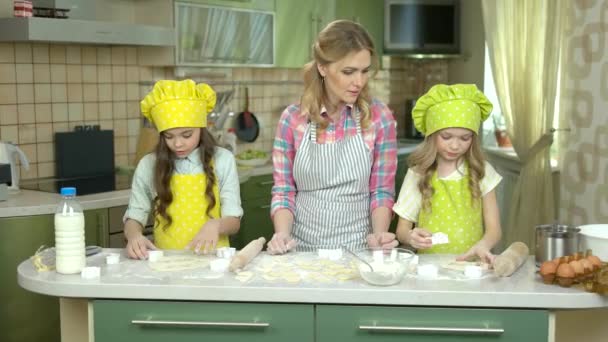 Mère avec des filles faisant de la pâtisserie . — Video